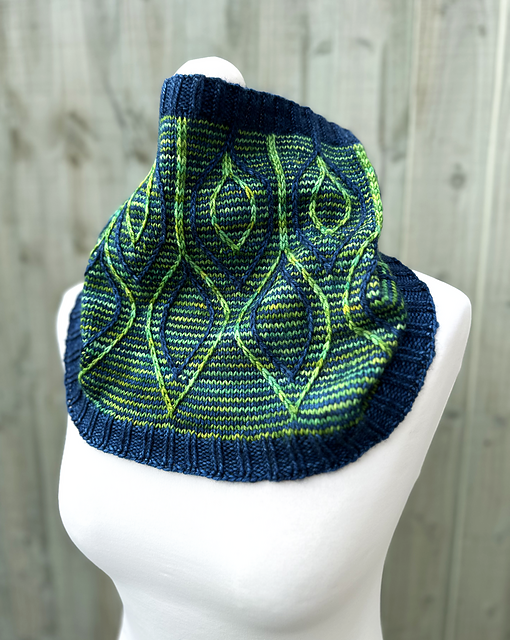 Pavonis Cowl