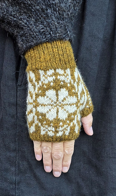 Gloria fingerless mittens