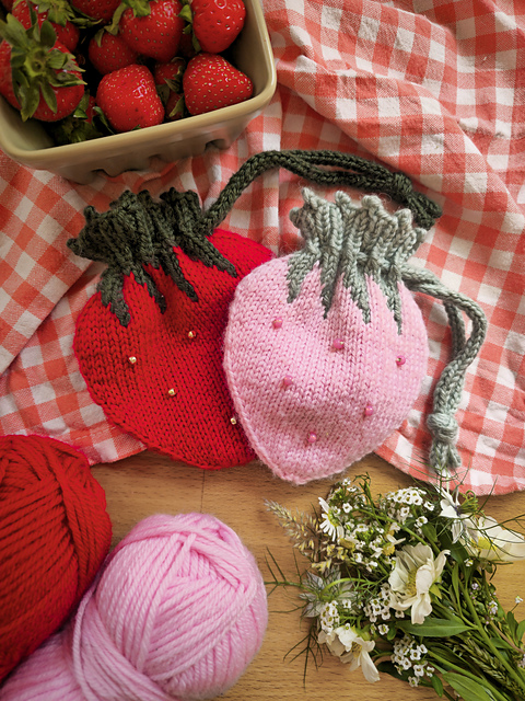 strawberry＊オーダーページ Ravelry: Strawberry Pouch Bag Charm pattern by Aleksandra Sołowianiuk