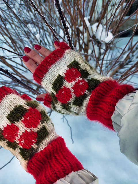 Holly Berry Christmas Mitts