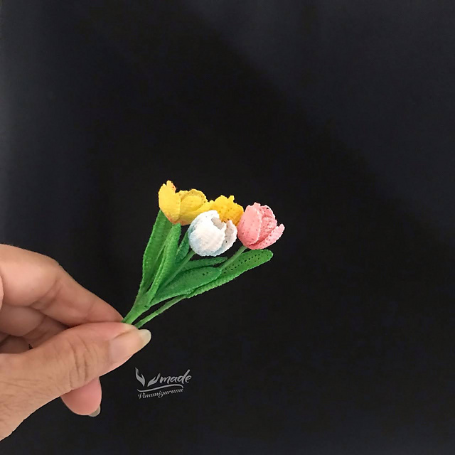 Mini crochet Tulip brooch