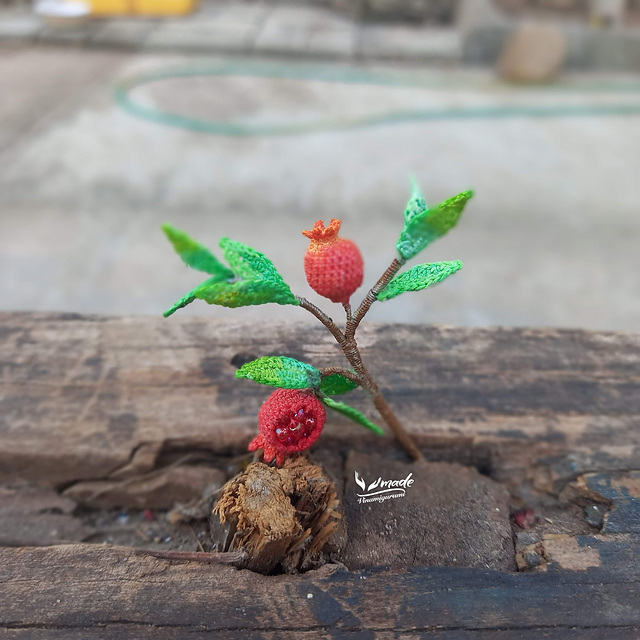 Mini Pomegrate brooch
