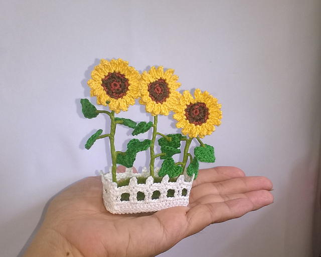 Mini Sunflower and picket fence box flower crochet