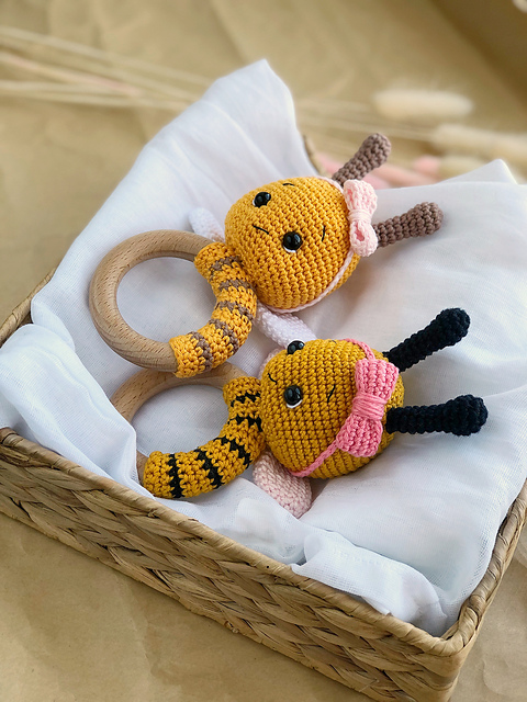 The bee baby rattle / Teether