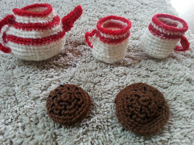 Théière, tasse et cookies