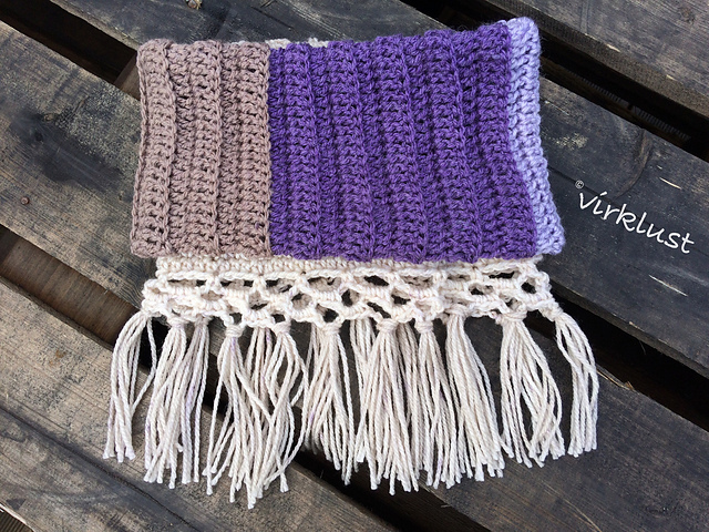 Cowl with fringes