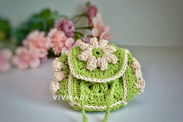 Ravelry: Daisy Mini Drawstring Pouch pattern by Vivian Khoo