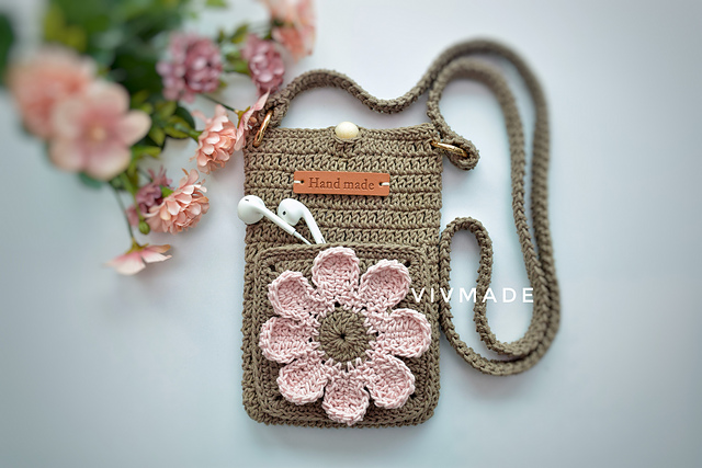 Ravelry: Phone Bag with Daisy Pocket pattern by Vivian Khoo