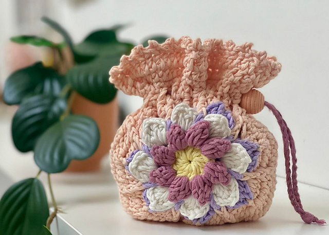 Ravelry: Flower Drawstring pouch pattern by Vivian Khoo