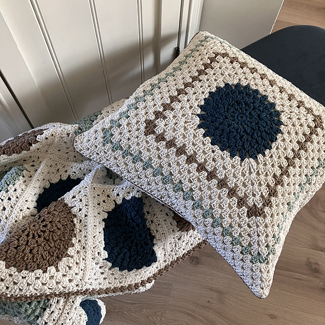 Crochet pillow PASTOU