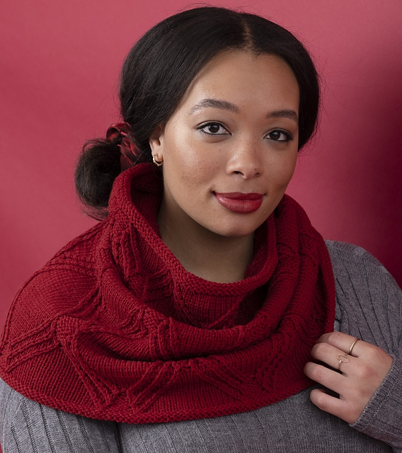 #04 Descending Diamonds Cowl