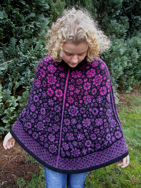 Poncho Latvian Blooms