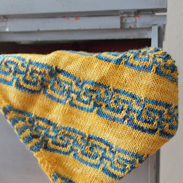 De Padilla: A Petite Mosaic Colorwork Cowl