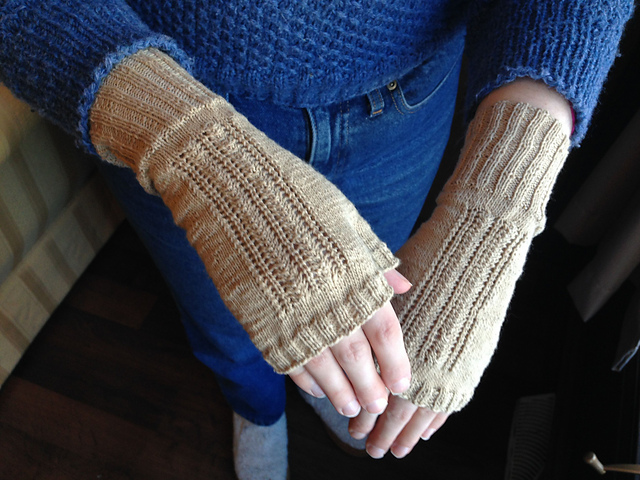 Lady's Openwork Mittens with Thumb