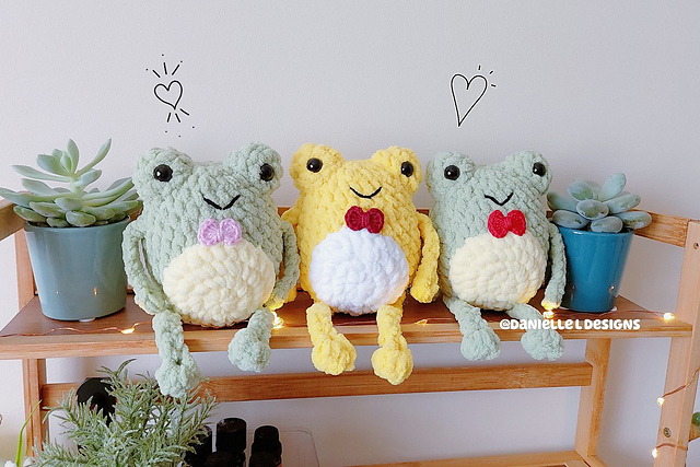 Leggy frog amigurumi