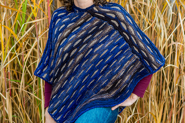 # 28 Poncho im Wellenmuster