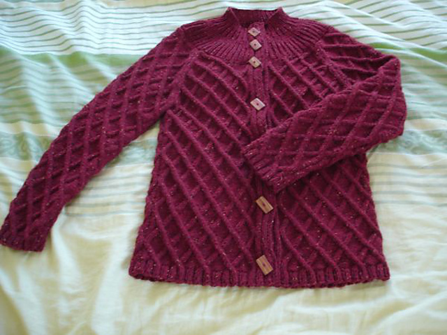 # 15 Rote Jacke mit Rautenmuster