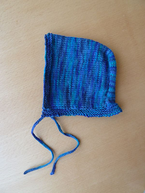 Blaue Mütze für Neugeborene
