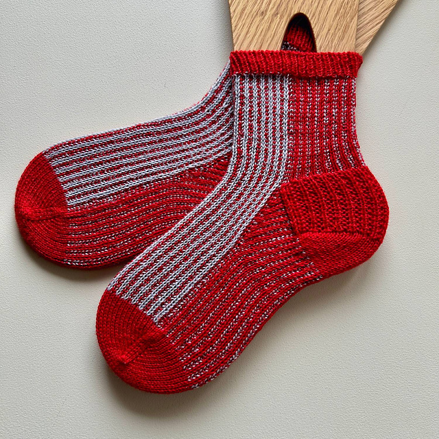 Ravelry: Two Colors Socks pattern by Workshopsheepl