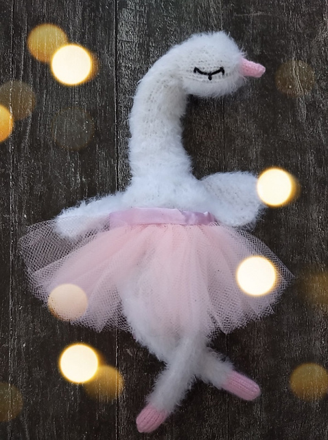 Amigurumi swan toy