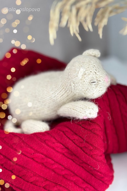 Knit sleeping kitten