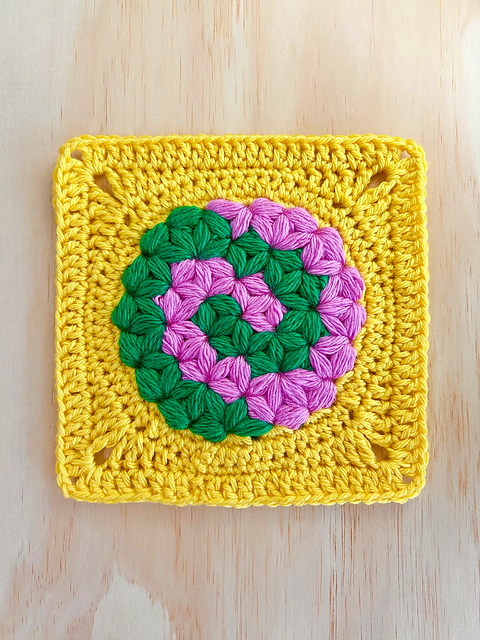 Ravelry: 71 Swirl Round Square Motif pattern by Yuki Dougherty