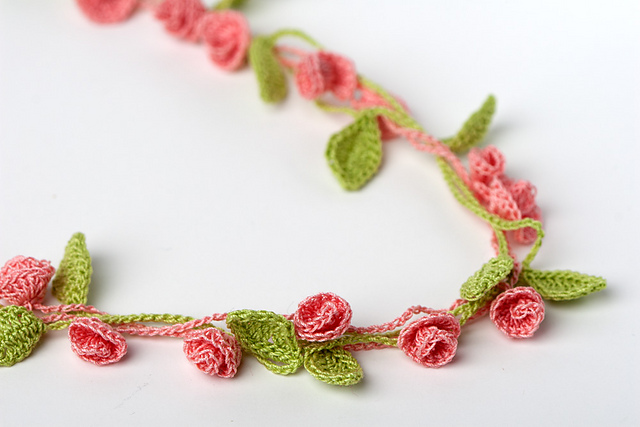 ネックレス・ペンダント [fillow] rose crochet necklace Crochet a Rose Necklace for an Easy, High-Quality Accessory