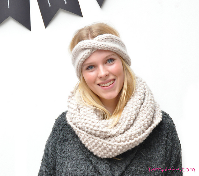 Knitted snood of Rico Creative Twist
