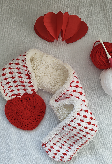 The Lovely Neck Warmer with crochet stitches guide