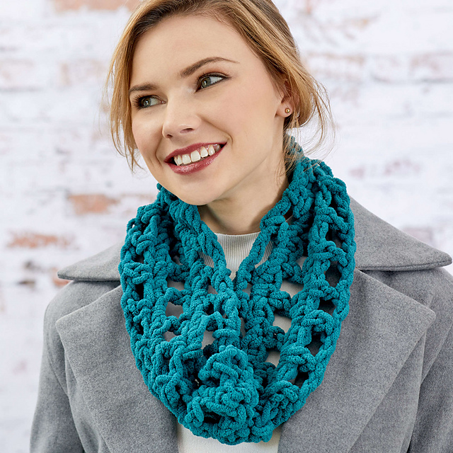 Ravelry Sumptuous Cowl pattern by Yarnspirations Design Studio