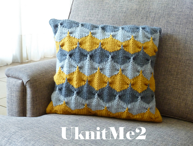 Geometric Cushion Clamshell