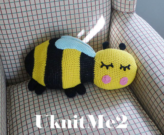 BEE Pillow Amigurumi