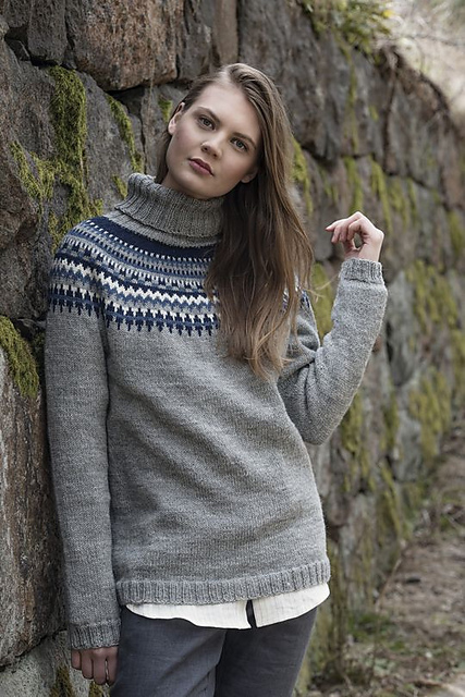 12. Naisen kirjoneulepusero