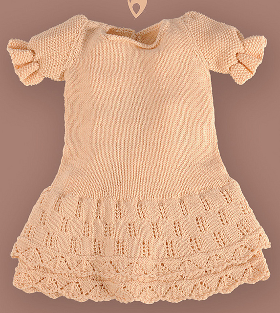 Modell 04 Kleid mit Ajourvolants