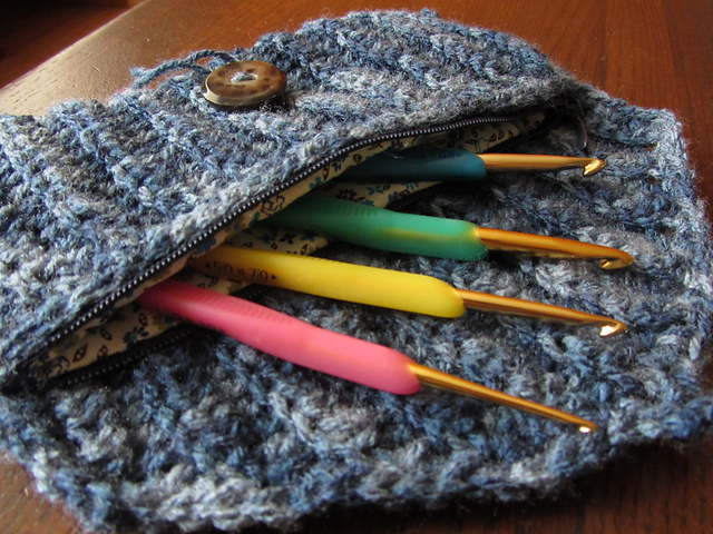 Crocheted purse with zipper and lining