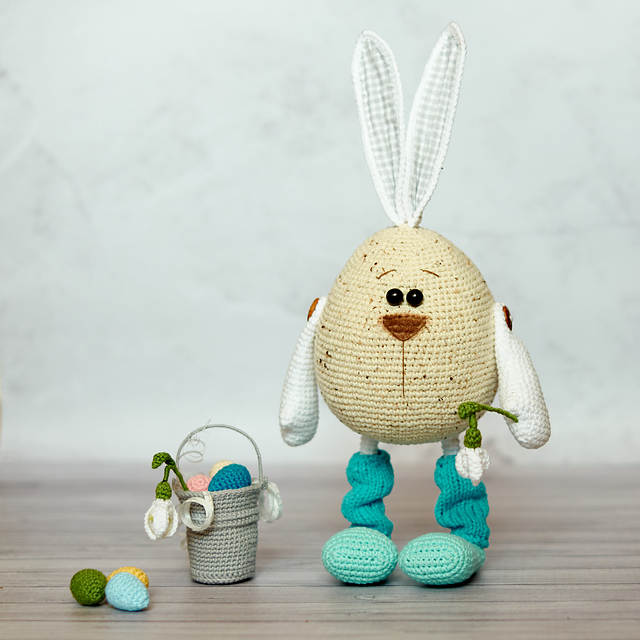 Easter bunny with bucket