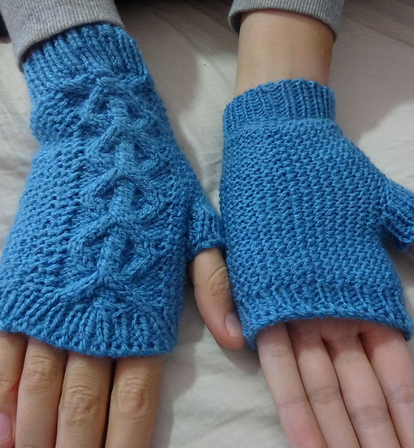 Mossy Cable Fingerless Mittens