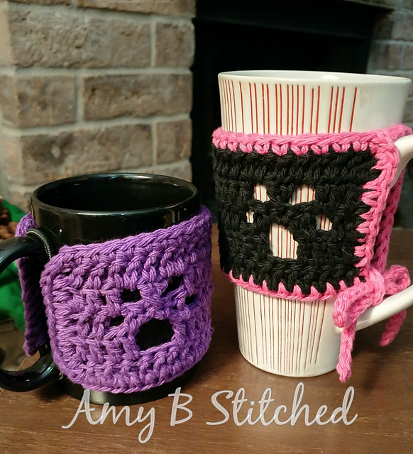 Meandering Paw Prints Mug Cozy