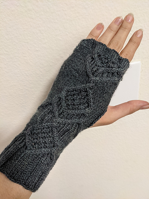 Intricate Flowing Diamond Cable Fingerless Gloves