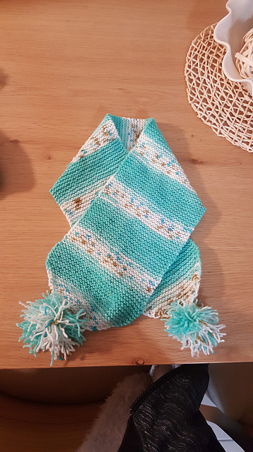 pompoms scarf