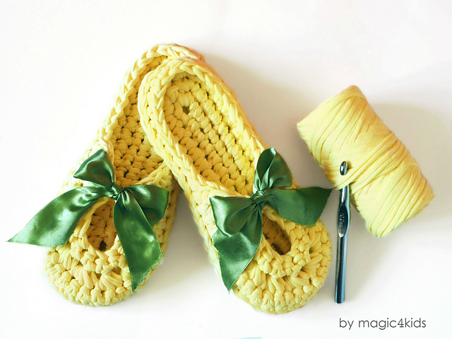 Adjustable width slippers