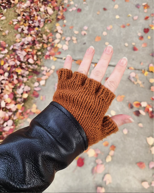 Ravelry: Shortcut Fingerless Gloves pattern by Adrienne Sullivan