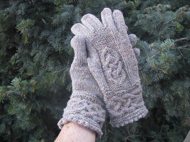 Teampall  Bhreacháin Gloves