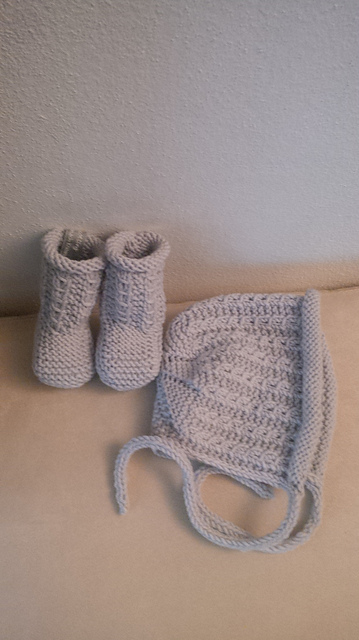Trippi bonnet and booties