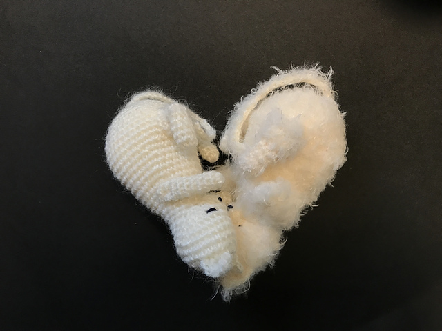“Be my Valentine" heart-shaped kittens amigurumi