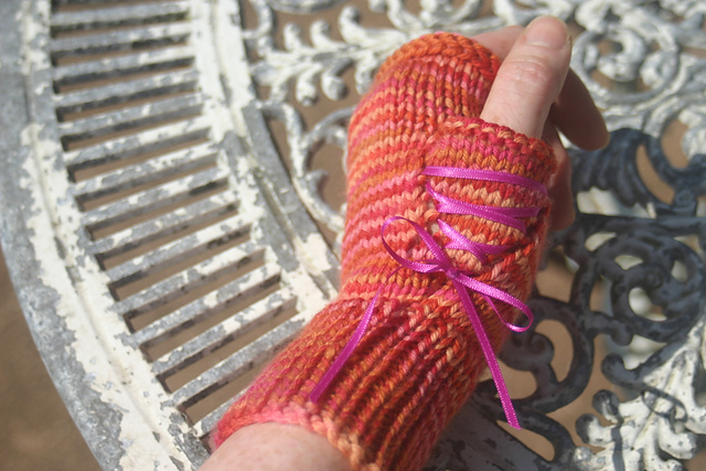 Vampyra Mitts