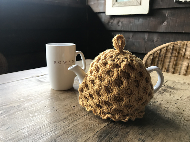 Honeycomb Cabled Tea Cosy
