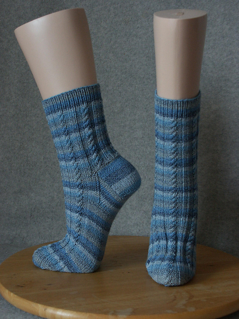 Antarktis - Multicolor-Socken mit Zopfmuster