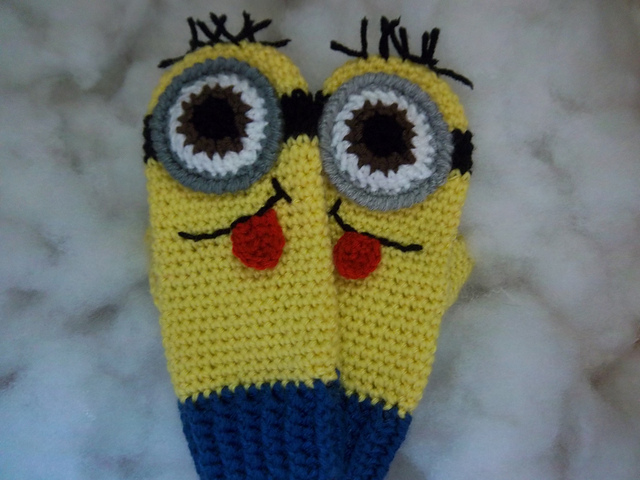 Teens/Ladies yellow alien mittens