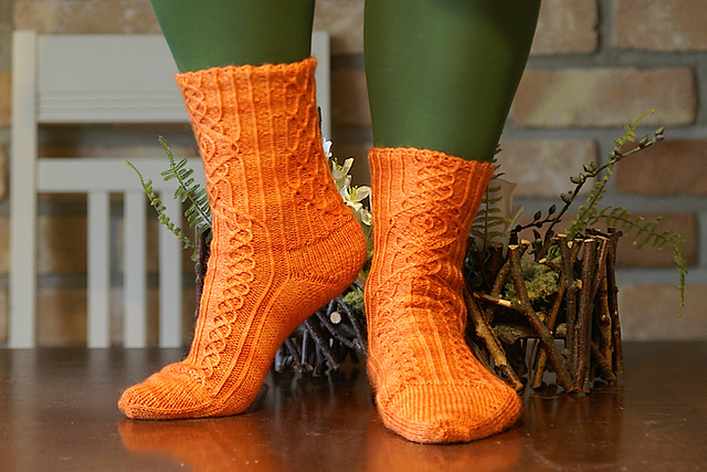 # 10 Aranmuster-Socken in Pink